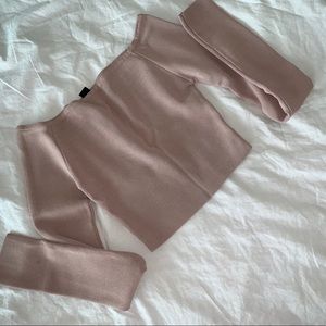 Crop top, off the shoulders